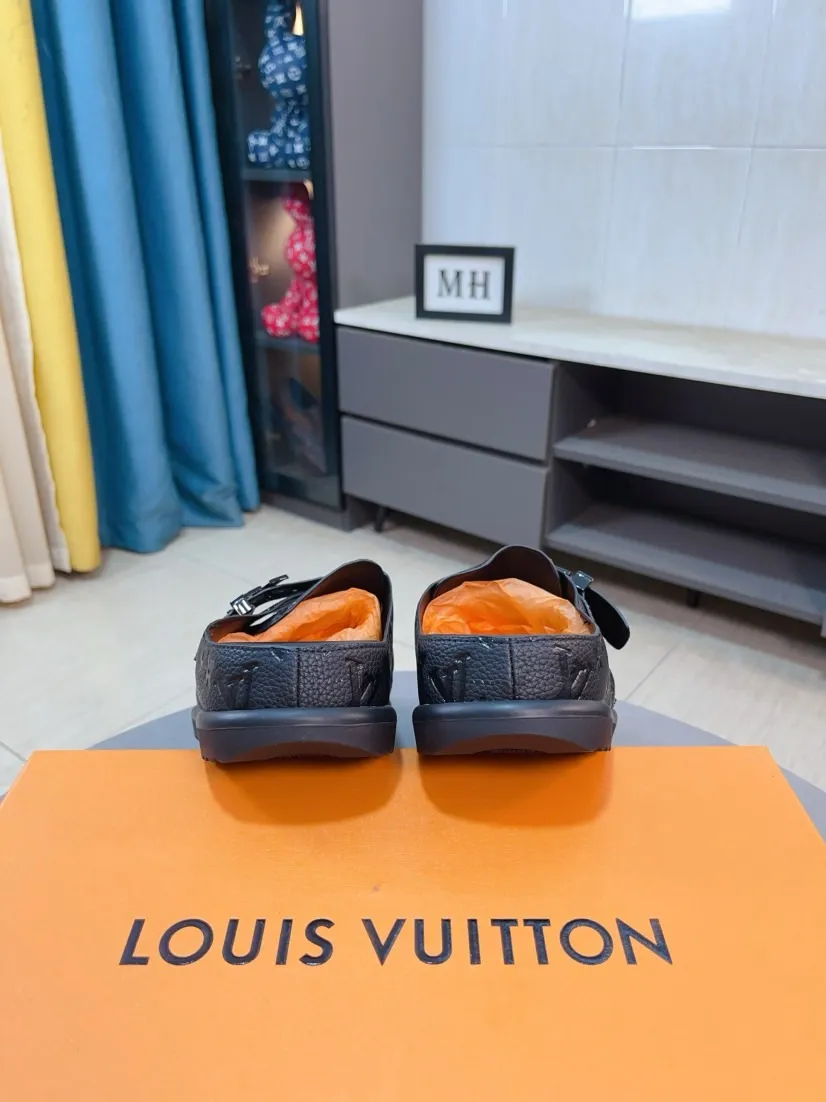 Men's Men's Shoes 💰400🌸🌸🌸🌸LV Easy 2025 new men's casual sandals and slippers, made of suede cow leather, with Monogram pattern to highlight the trendy style. Adjustable straps illuminated with LV letters, while a resilient insole and micro outsole provide lightweight comfort. Made of suede cow leather with embossed Monogram pattern and brand element metal hardware✅Adjustable straps➕Tough insole‼ ️Micro outsole. Comfortable and easy to wear‼ ️ size：38-45